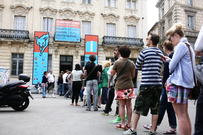 Schlange des Ticketschalters bei den Rencontres d'Arles