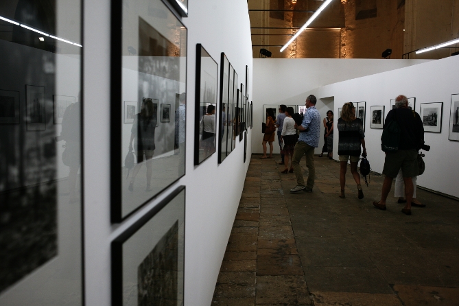 Ausstellungansicht der Josef Koudelka Ausstellung in Arles