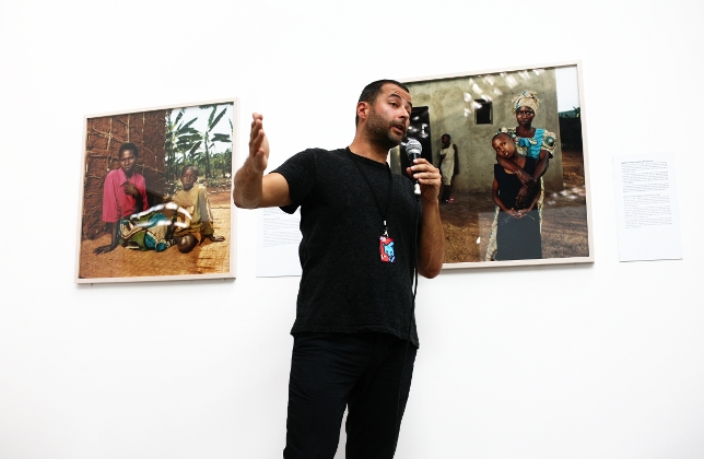 Jonathan Torgovnik präsentiert Indented Consequences in Arles