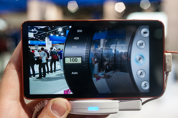 Samsung Galaxy Camera Buttons und Knöpfe durch hübsche Menus. Die Kamera ist noch nicht ausgereift, weist aber den Weg in die Zukunft.